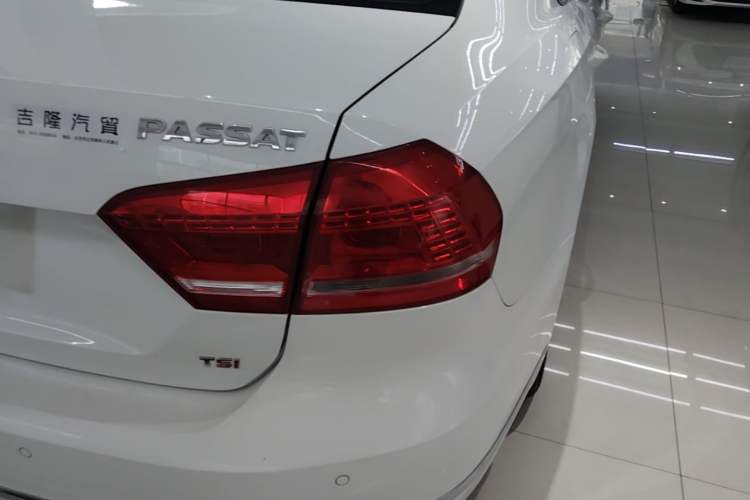 Used Volkswagen Passat 2015 1.8TSI DSG Prestige Edition Right Rear Taillight