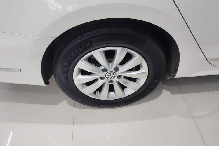 Used Volkswagen Passat 2015 1.8TSI DSG Prestige Edition Right Rear Wheel Hub
