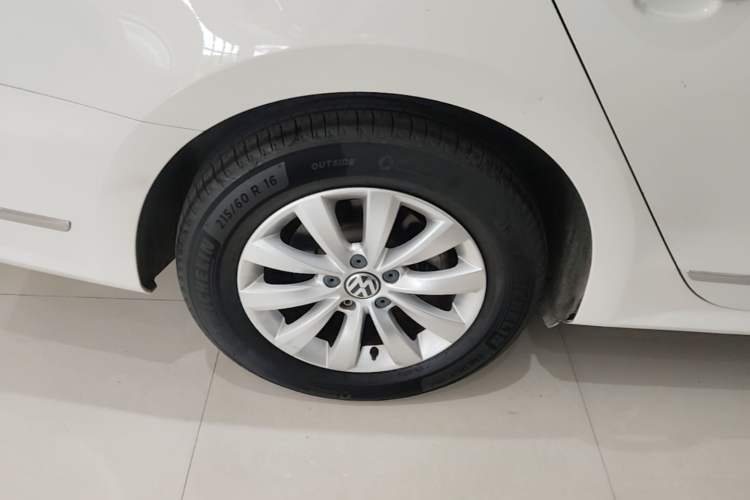 Used Volkswagen Passat 2015 1.8TSI DSG Prestige Edition Right Rear Wheel Hub