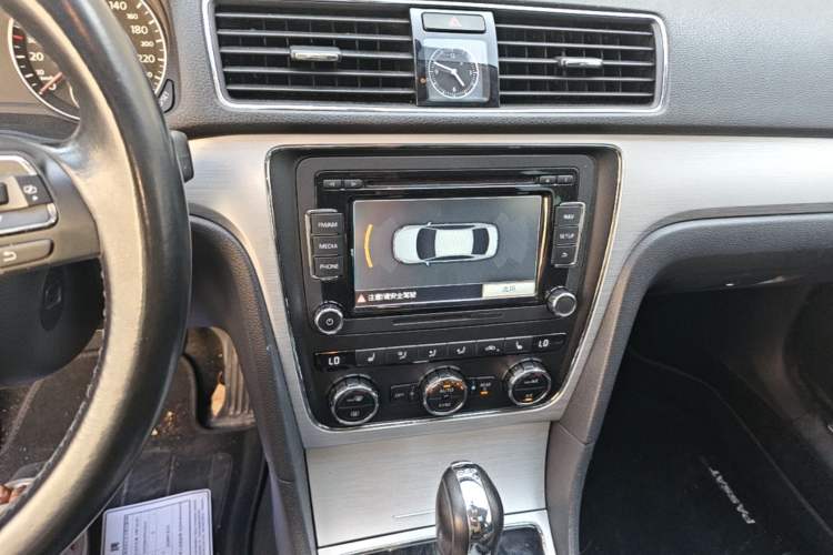 Used Volkswagen Passat 2015 1.8TSI DSG Prestige Edition Audio And AC Panel