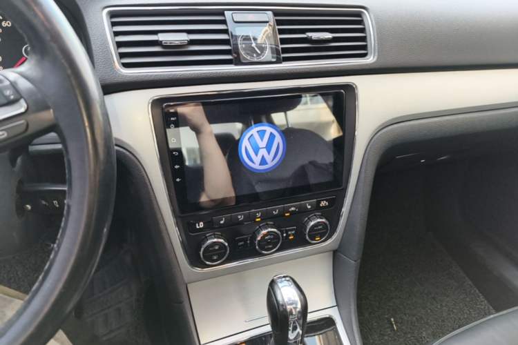 Used Volkswagen Passat 2015 1.8TSI DSG Prestige Edition Audio And AC Panel