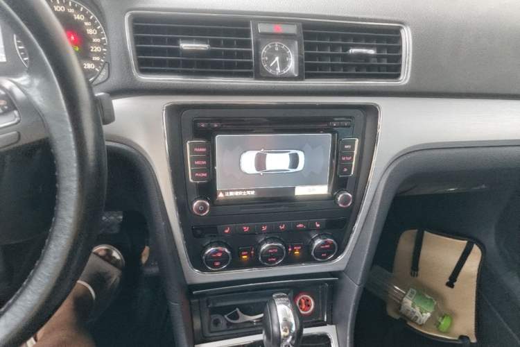Used Volkswagen Passat 2015 1.8TSI DSG Prestige Edition Audio And AC Panel