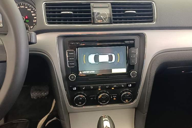 Used Volkswagen Passat 2015 1.8TSI DSG Prestige Edition Audio And AC Panel