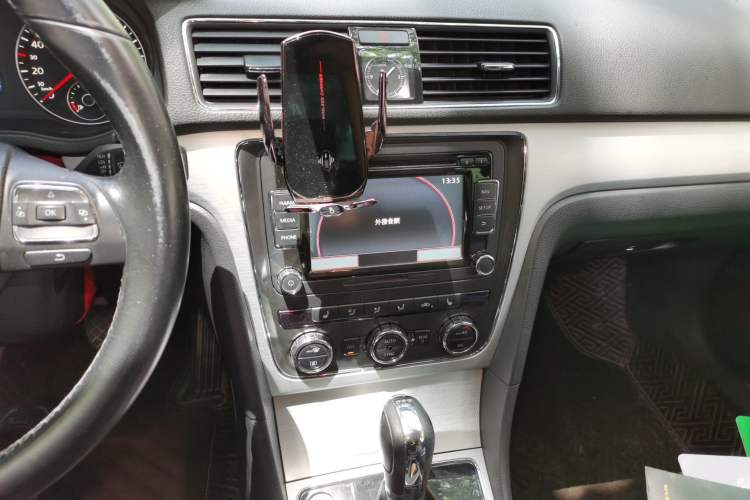 Used Volkswagen Passat 2015 1.8TSI DSG Prestige Edition Audio And AC Panel
