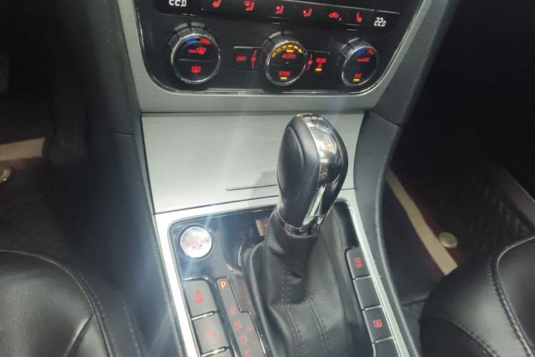 Used Volkswagen Passat 2015 1.8TSI DSG Prestige Edition Gear Lever