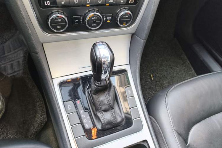 Used Volkswagen Passat 2015 1.8TSI DSG Prestige Edition Gear Lever
