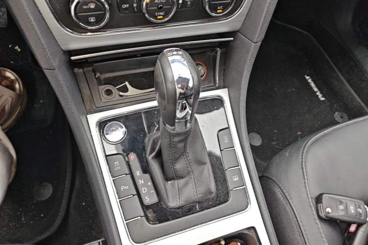 Used Volkswagen Passat 2015 1.8TSI DSG Prestige Edition Gear Lever