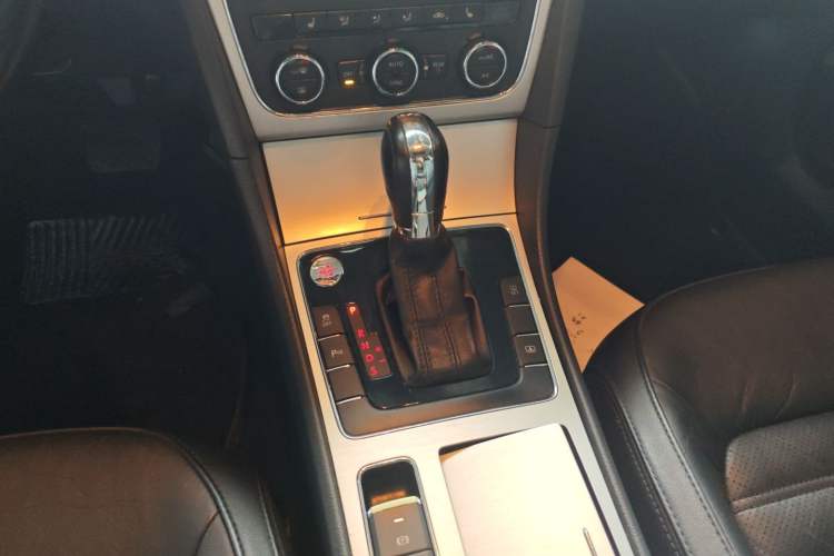 Used Volkswagen Passat 2015 1.8TSI DSG Prestige Edition Gear Lever