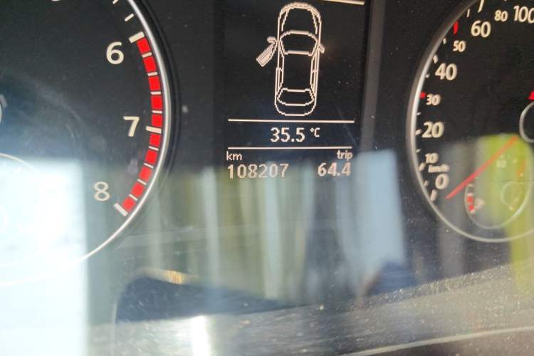 Used Volkswagen Passat 2015 1.8TSI DSG Prestige Edition Odometer Close Up
