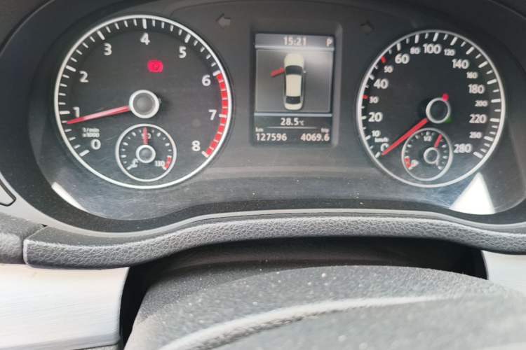 Used Volkswagen Passat 2015 1.8TSI DSG Prestige Edition Odometer Close Up