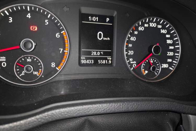 Used Volkswagen Passat 2015 1.8TSI DSG Prestige Edition Odometer Close Up