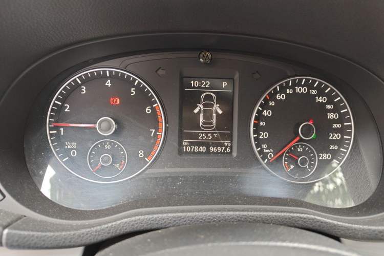 Used Volkswagen Passat 2015 1.8TSI DSG Prestige Edition Odometer Close Up