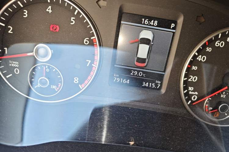 Used Volkswagen Passat 2015 1.8TSI DSG Prestige Edition Odometer Close Up