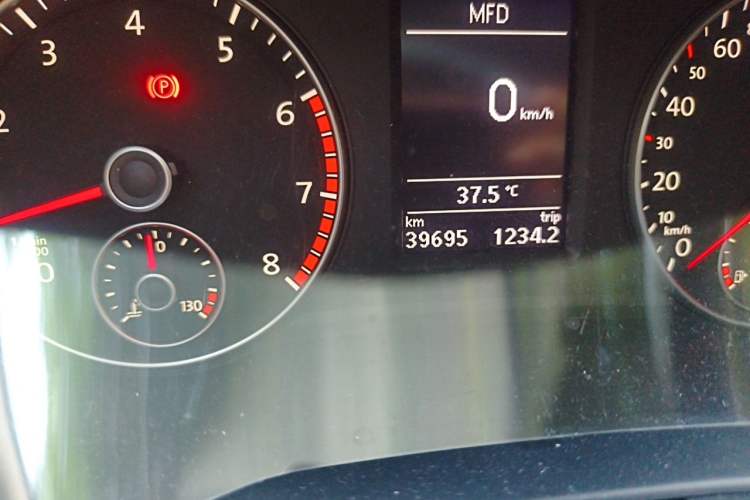 Used Volkswagen Passat 2015 1.8TSI DSG Prestige Edition Odometer Close Up