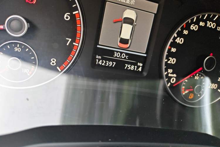 Used Volkswagen Passat 2015 2.0 TSI DSG Prestige Edition Odometer Close Up