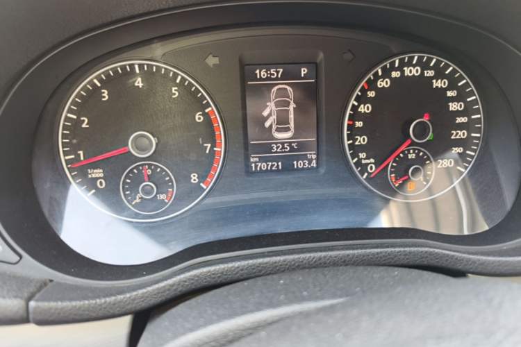 Used Volkswagen Passat 2015 1.8TSI DSG Prestige Edition Odometer Close Up