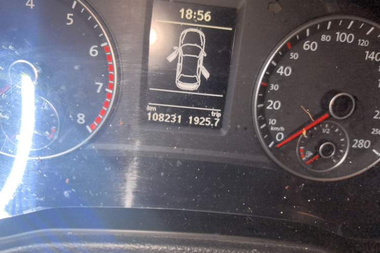 Used Volkswagen Passat 2015 1.8TSI DSG Prestige Edition Odometer Close Up