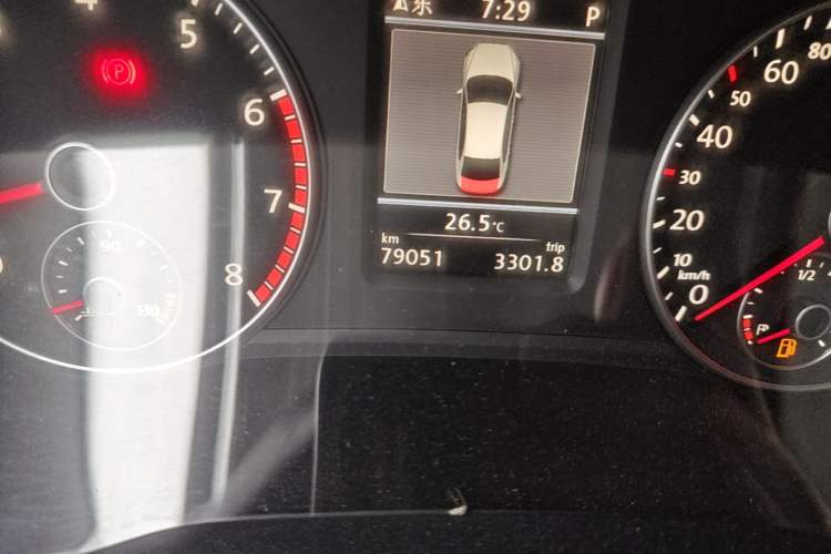 Used Volkswagen Passat 2015 1.8TSI DSG Prestige Edition Odometer Close Up