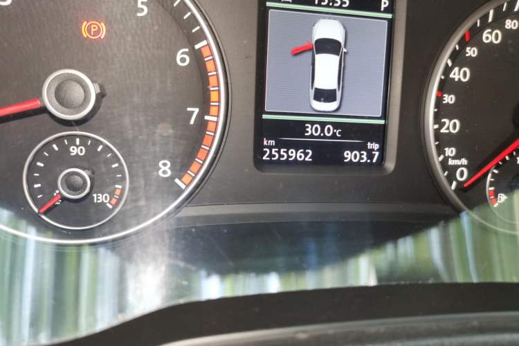 Used Volkswagen Passat 2015 1.8TSI DSG Prestige Edition Odometer Close Up