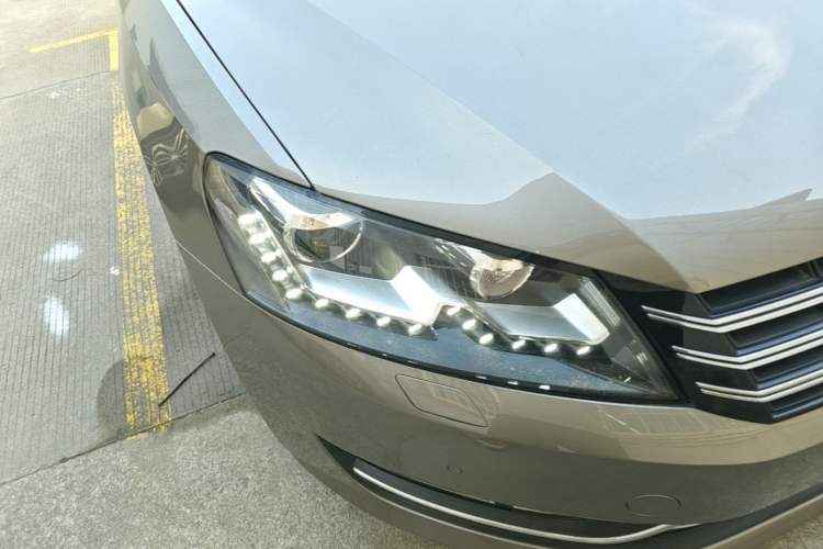 Used Volkswagen Passat 2015 1.8TSI DSG Prestige Edition Right Front Headlight