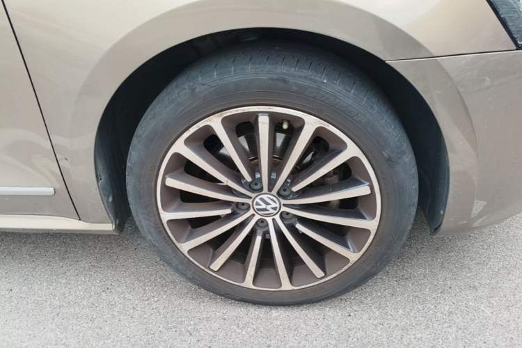 Used Volkswagen Passat 2015 1.8TSI DSG Prestige Edition Right Front Wheel Hub
