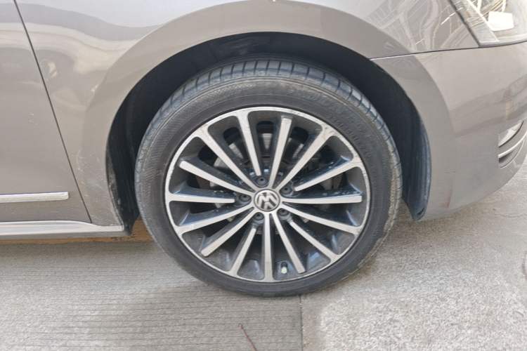 Used Volkswagen Passat 2015 1.8TSI DSG Prestige Edition Right Front Wheel Hub