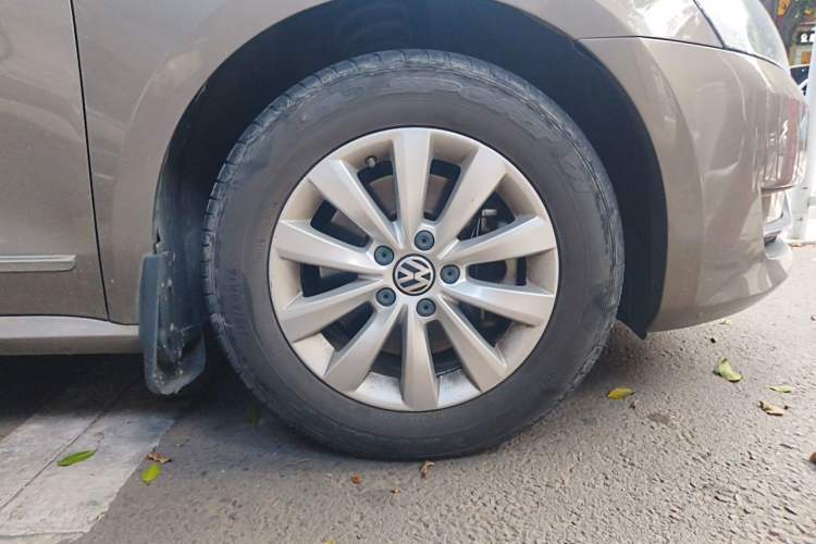 Used Volkswagen Passat 2015 1.8TSI DSG Prestige Edition Right Front Wheel Hub