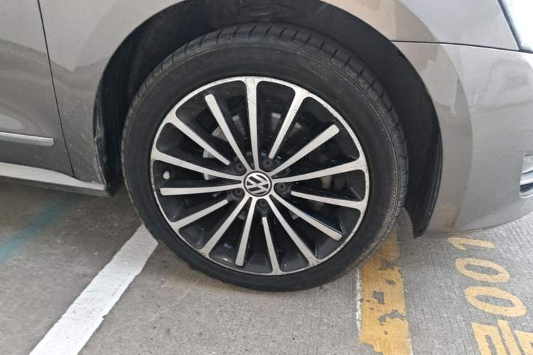Used Volkswagen Passat 2015 1.8TSI DSG Prestige Edition Right Front Wheel Hub