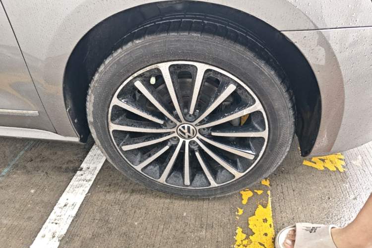 Used Volkswagen Passat 2015 1.8TSI DSG Prestige Edition Right Front Wheel Hub