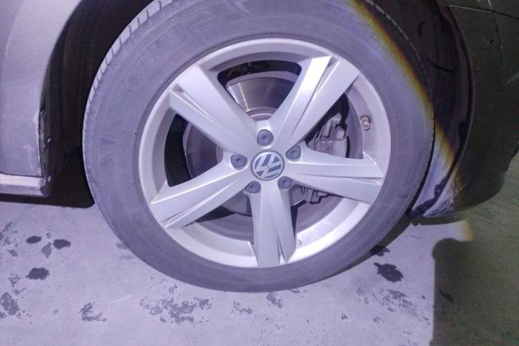Used Volkswagen Passat 2015 1.8TSI DSG Prestige Edition Right Front Wheel Hub