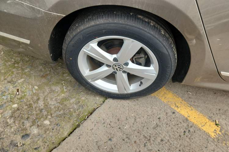 Used Volkswagen Passat 2015 1.8TSI DSG Prestige Edition Right Rear Wheel Hub