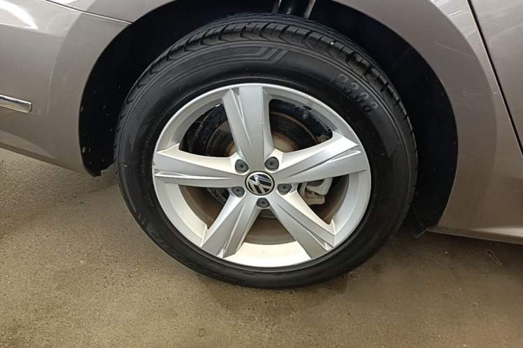 Used Volkswagen Passat 2015 1.8TSI DSG Prestige Edition Right Rear Wheel Hub