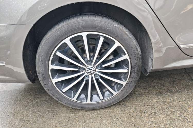 Used Volkswagen Passat 2015 1.8TSI DSG Prestige Edition Right Rear Wheel Hub