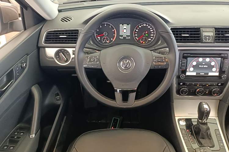Used Volkswagen Passat 2015 1.8TSI DSG Prestige Edition Steering Wheel
