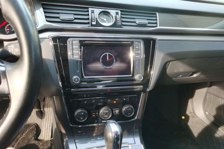 Used Volkswagen Passat 2016 330TSI DSG Prestige Edition Audio And AC Panel