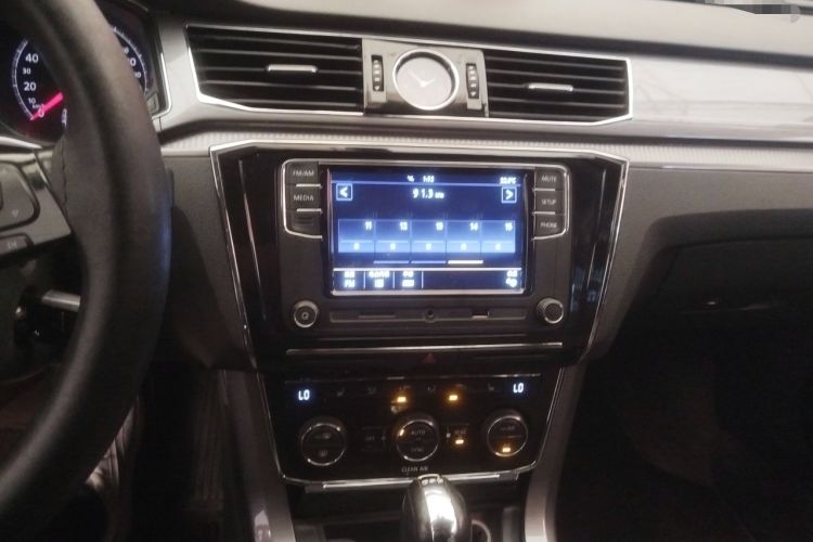 Used Volkswagen Passat 2016 330TSI DSG Luxury Edition Audio And AC Panel
