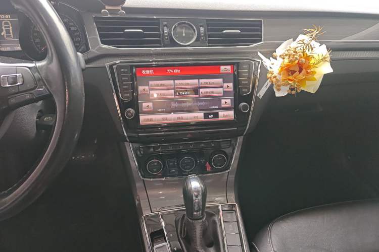 Used Volkswagen Passat 2016 330TSI DSG Luxury Edition Audio And AC Panel