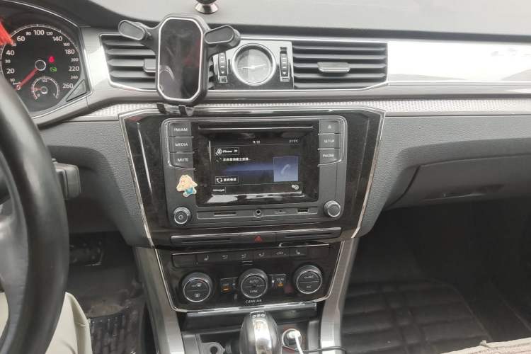 Used Volkswagen Passat 2016 330TSI DSG Luxury Edition Audio And AC Panel