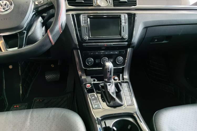 Used Volkswagen Passat 2016 330TSI DSG Prestige Edition Audio And AC Panel