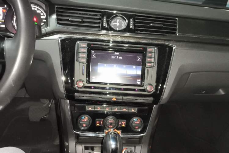 Used Volkswagen Passat 2016 330TSI DSG Prestige Edition Audio And AC Panel