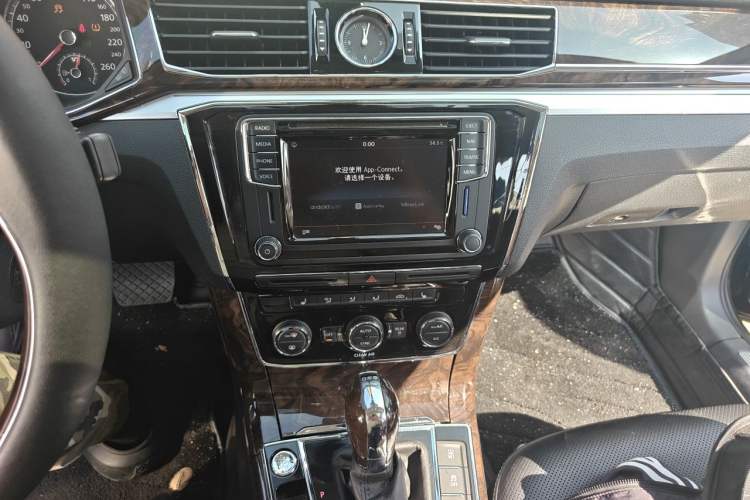 Used Volkswagen Passat 2016 380TSI DSG Ultimate Edition Audio And AC Panel