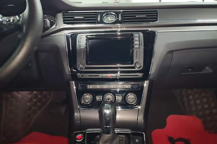 Used Volkswagen Passat 2016 330TSI DSG Prestige Edition Audio And AC Panel