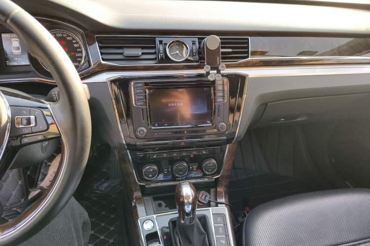 Used Volkswagen Passat 2016 380TSI DSG Ultimate Edition Audio And AC Panel