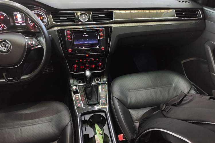 Used Volkswagen Passat 2016 330TSI DSG Prestige Edition Audio And AC Panel