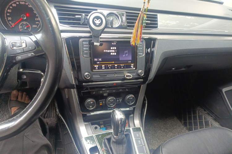 Used Volkswagen Passat 2016 330TSI DSG Luxury Edition Audio And AC Panel