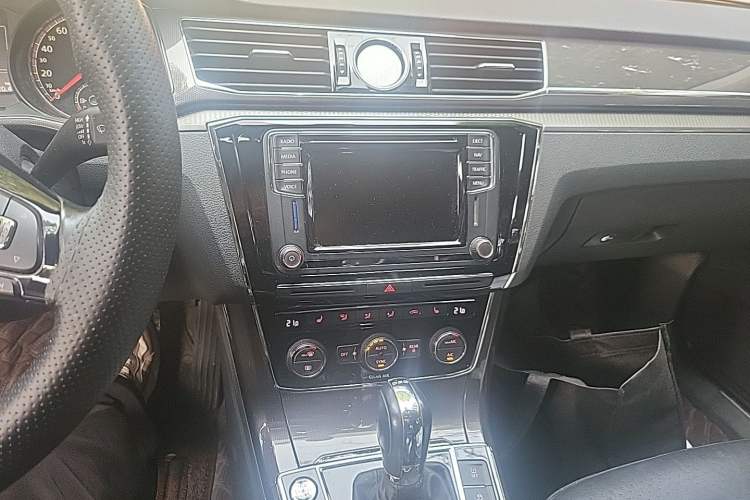 Used Volkswagen Passat 2016 330TSI DSG Prestige Edition Audio And AC Panel