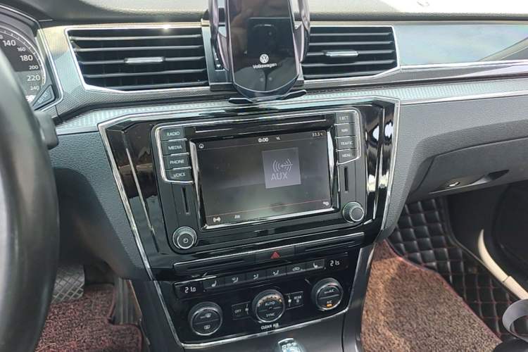 Used Volkswagen Passat 2016 330TSI DSG Prestige Edition Audio And AC Panel