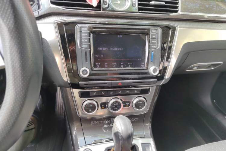 Used Volkswagen Passat 2016 330TSI DSG Prestige Edition Audio And AC Panel