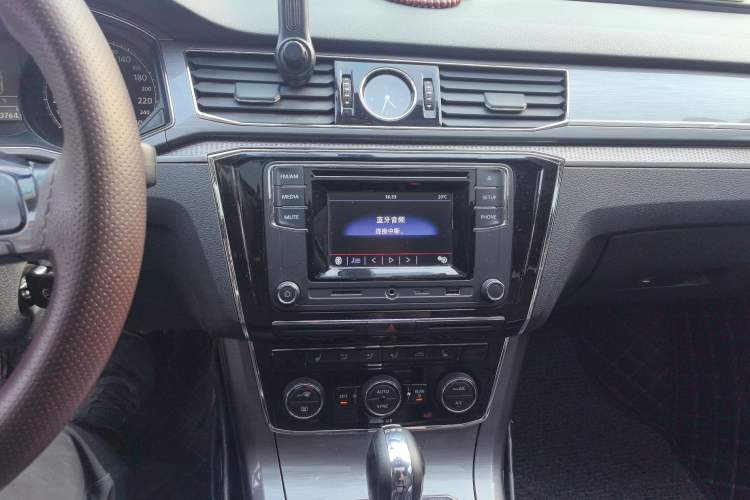 Used Volkswagen Passat 2016 330TSI DSG Luxury Edition Audio And AC Panel