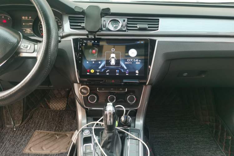 Used Volkswagen Passat 2016 330TSI DSG Luxury Edition Audio And AC Panel